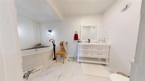 88293 351 Highway, North Cypress Rm, MB - Indoor Photo Showing Bathroom