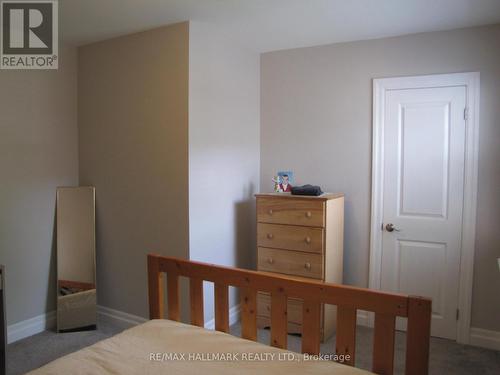 33 Newark Avenue, Hamilton, ON - Indoor Photo Showing Bedroom