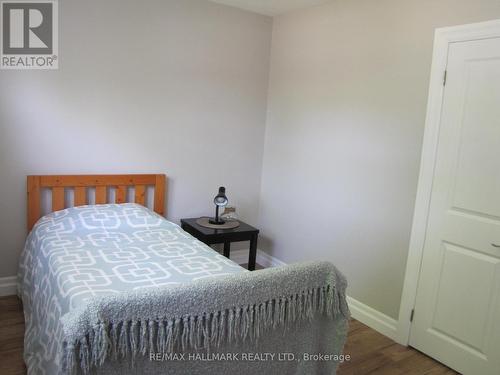 33 Newark Avenue, Hamilton, ON - Indoor Photo Showing Bedroom