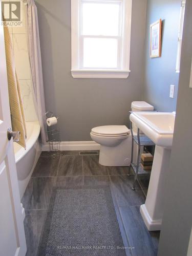33 Newark Avenue, Hamilton, ON - Indoor Photo Showing Bathroom