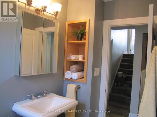 33 Newark Avenue, Hamilton, ON - Indoor Photo Showing Bathroom
