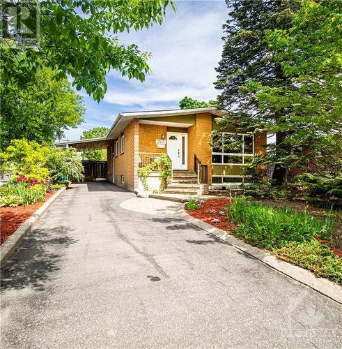 Plenty of Parking and a Fully Landscaped Front Yard - 2543 Kaladar Avenue, Ottawa, ON - Outdoor