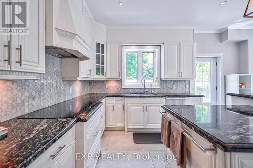 1582 Stavebank Road, Mississauga, ON - Indoor Photo Showing Kitchen With Upgraded Kitchen