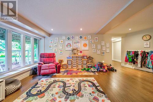 1582 Stavebank Road, Mississauga, ON - Indoor Photo Showing Living Room