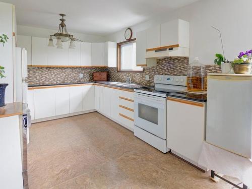 Cuisine - 1051 Ch. De Ste-Lucie, Sainte-Lucie-Des-Laurentides, QC - Indoor Photo Showing Kitchen