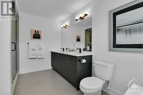 581 Queen Mary Street, Ottawa, ON - Indoor Photo Showing Bathroom