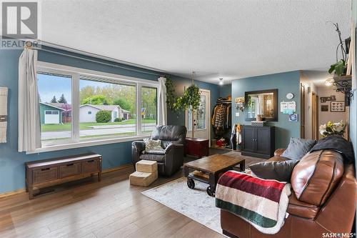 304 8Th Avenue E, Watrous, SK - Indoor Photo Showing Living Room