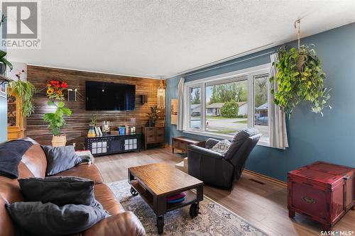 304 8Th Avenue E, Watrous, SK - Indoor Photo Showing Living Room