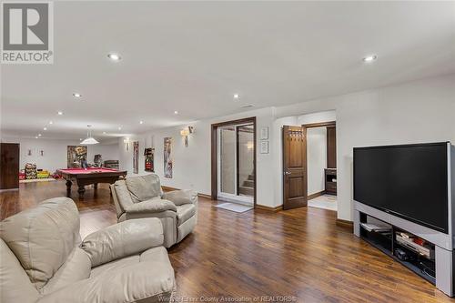 2835 Piccadilly, Tecumseh, ON - Indoor Photo Showing Living Room