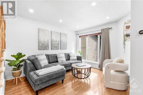 15 Mystic Private, Ottawa, ON - Indoor Photo Showing Living Room