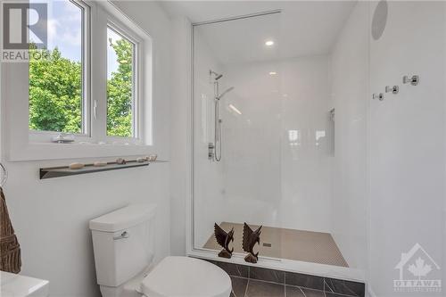 487 Mutual Street, Ottawa, ON - Indoor Photo Showing Bathroom