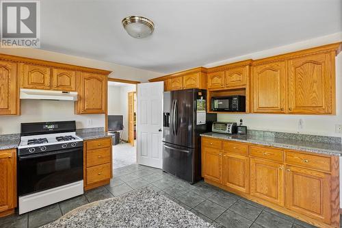 4521 Hunt Club Crescent, Windsor, ON - Indoor Photo Showing Kitchen