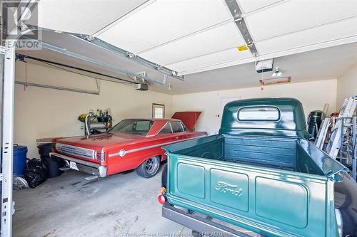 4521 Hunt Club Crescent, Windsor, ON - Indoor Photo Showing Garage