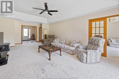 4521 Hunt Club Crescent, Windsor, ON - Indoor Photo Showing Living Room