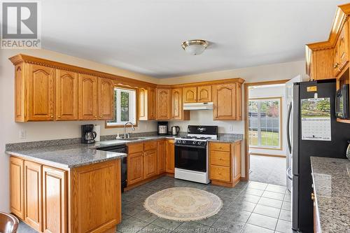 4521 Hunt Club Crescent, Windsor, ON - Indoor Photo Showing Kitchen