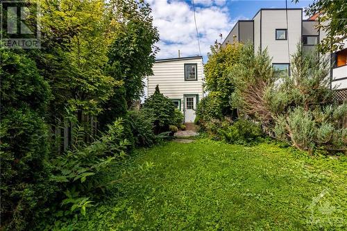 large private backyard with perennial gardens - 477 Booth Street, Ottawa, ON - Outdoor