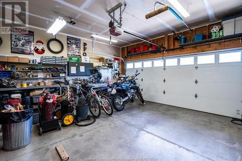 9 Montego Bay Crescent, Kingsville, ON - Indoor Photo Showing Garage