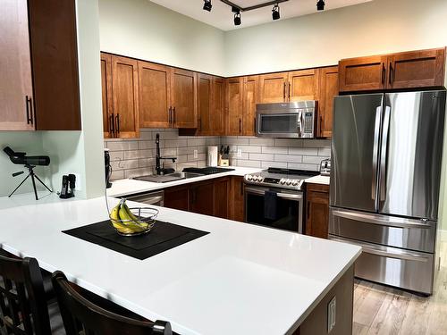 315 - 5570 Broadwater Rd, Castlegar, BC - Indoor Photo Showing Kitchen With Double Sink