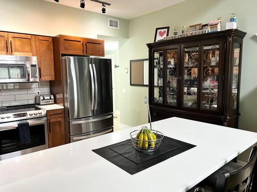 315 - 5570 Broadwater Rd, Castlegar, BC - Indoor Photo Showing Kitchen