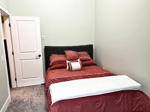 315 - 5570 Broadwater Rd, Castlegar, BC - Indoor Photo Showing Bedroom