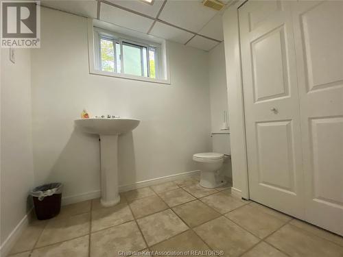 40 Surrey Court, London, ON - Indoor Photo Showing Bathroom