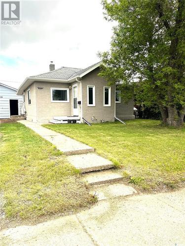 959 Hall Street W, Moose Jaw, SK - Outdoor