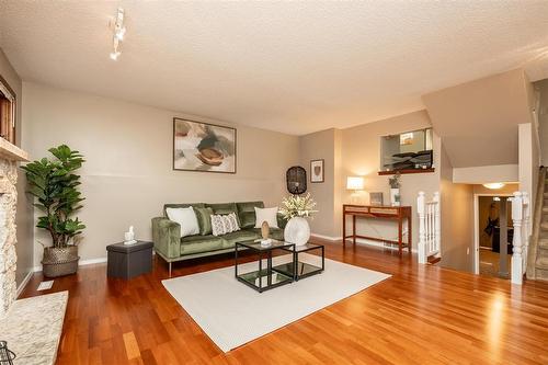 54 Hawstead Road, Winnipeg, MB - Indoor Photo Showing Living Room