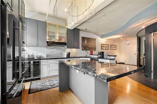 301 283 Bannatyne Avenue, Winnipeg, MB - Indoor Photo Showing Kitchen With Upgraded Kitchen