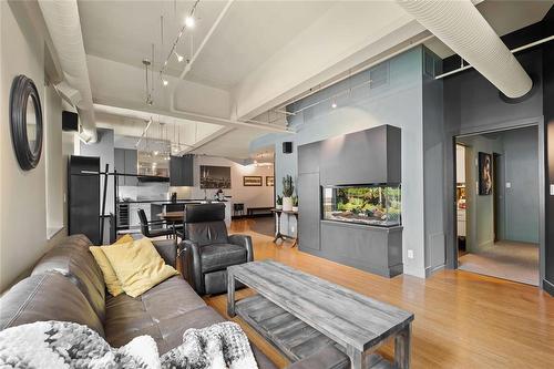 301 283 Bannatyne Avenue, Winnipeg, MB - Indoor Photo Showing Living Room