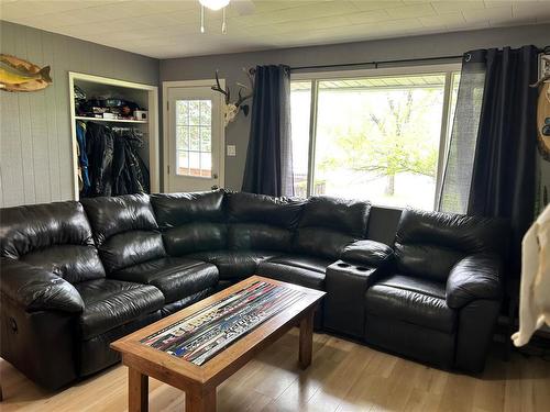 214 North Railway Street, Killarney, MB - Indoor Photo Showing Living Room