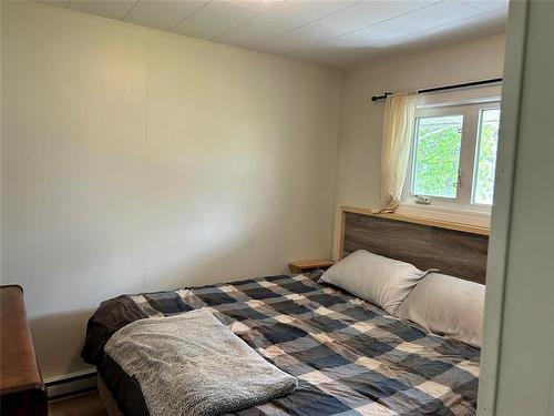 214 North Railway Street, Killarney, MB - Indoor Photo Showing Bedroom