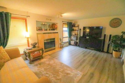 91 Bethune Way, Winnipeg, MB - Indoor Photo Showing Living Room With Fireplace