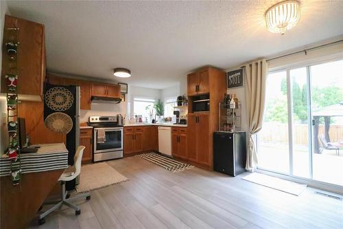 91 Bethune Way, Winnipeg, MB - Indoor Photo Showing Kitchen