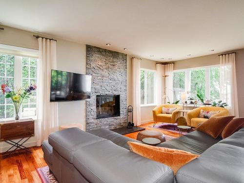 Living room - 212 10E Avenue, Saint-Anicet, QC - Indoor Photo Showing Living Room With Fireplace