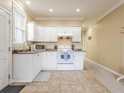 2240 Jackson Ave, Merritt, BC - Indoor Photo Showing Kitchen