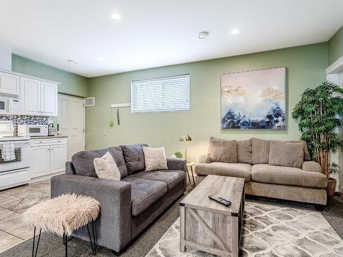 2240 Jackson Ave, Merritt, BC - Indoor Photo Showing Living Room