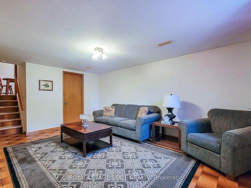 245 Montmorency Dr, Hamilton, ON - Indoor Photo Showing Living Room