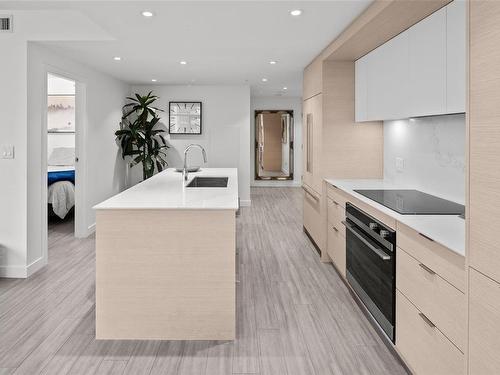 706-848 Yates St, Victoria, BC - Indoor Photo Showing Kitchen With Upgraded Kitchen