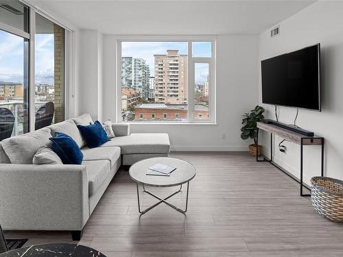 706-848 Yates St, Victoria, BC - Indoor Photo Showing Living Room