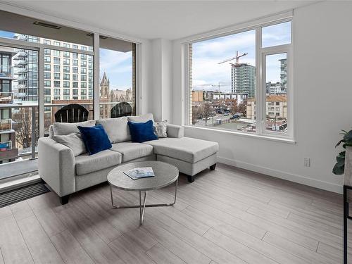 706-848 Yates St, Victoria, BC - Indoor Photo Showing Living Room