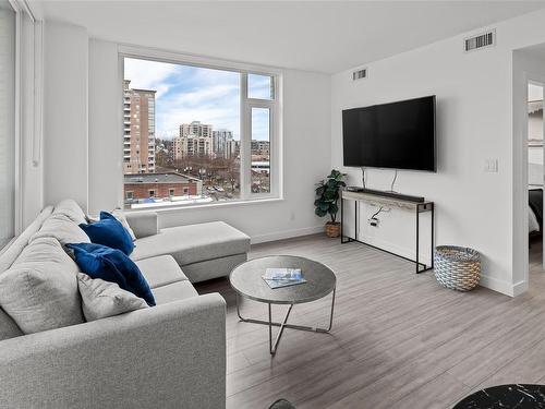 706-848 Yates St, Victoria, BC - Indoor Photo Showing Living Room