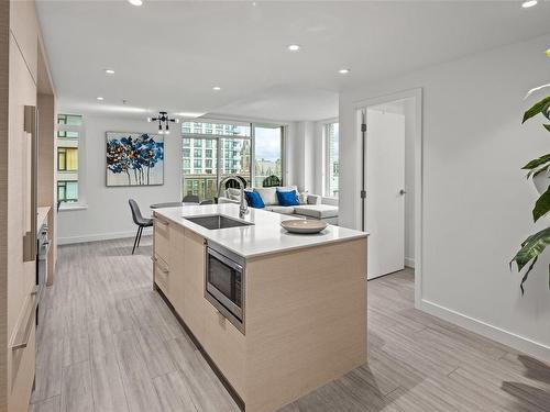 706-848 Yates St, Victoria, BC - Indoor Photo Showing Kitchen