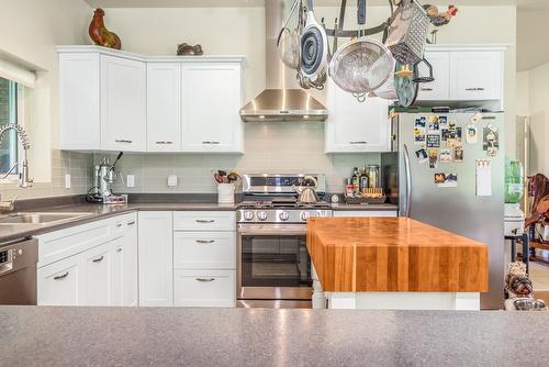 4 Hollingsworth Road, Cherryville, BC - Indoor Photo Showing Kitchen