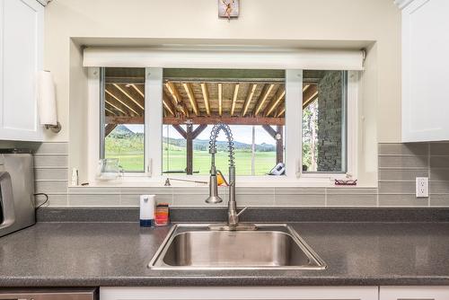 4 Hollingsworth Road, Cherryville, BC - Indoor Photo Showing Kitchen