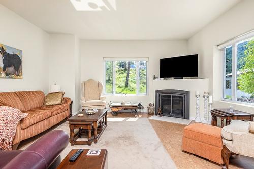 4 Hollingsworth Road, Cherryville, BC - Indoor Photo Showing Living Room With Fireplace