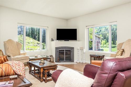 4 Hollingsworth Road, Cherryville, BC - Indoor Photo Showing Living Room With Fireplace