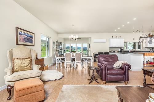 4 Hollingsworth Road, Cherryville, BC - Indoor Photo Showing Living Room