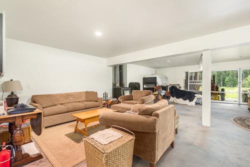 4 Hollingsworth Road, Cherryville, BC - Indoor Photo Showing Living Room