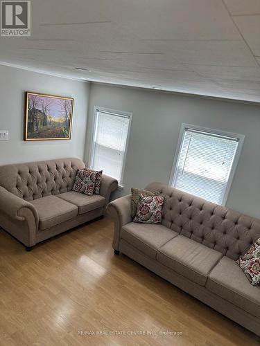 7991 Peter Street, Niagara Falls, ON - Indoor Photo Showing Living Room