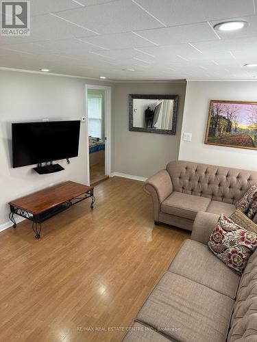 7991 Peter Street, Niagara Falls, ON - Indoor Photo Showing Living Room